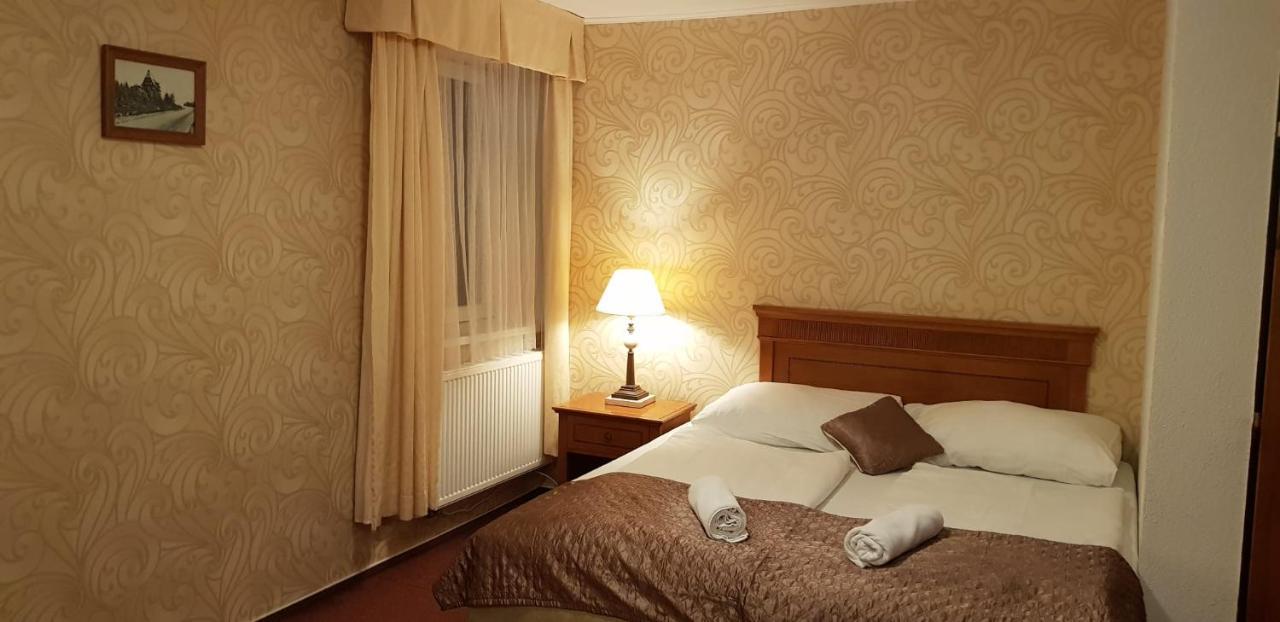 Hotel A Restaurace Pomezi Cínovec Екстериор снимка